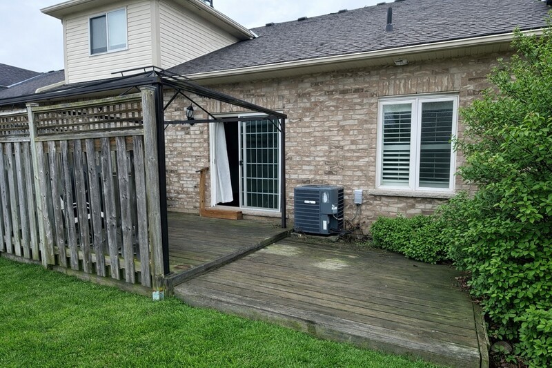 ATTATCHED BUNGALOW IN QUIET HAMILTON ADULT COMMUNITY!